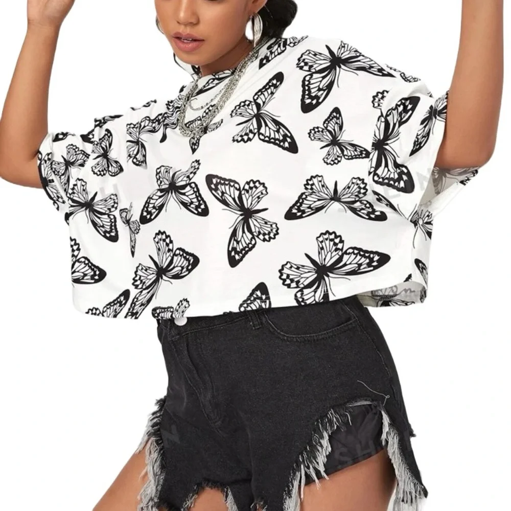 🦋 PLUS Crop Tee 🦋 - Picture 2 of 7